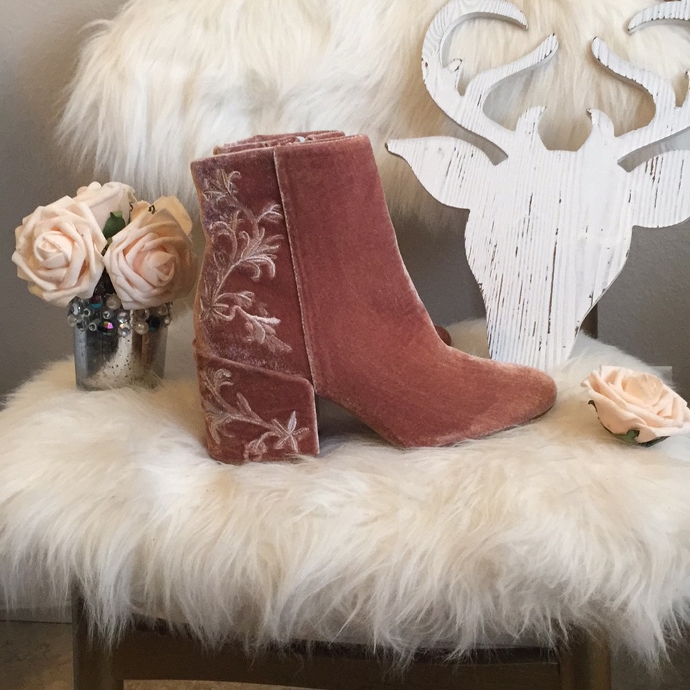 Kenneth kole pink velvet booties